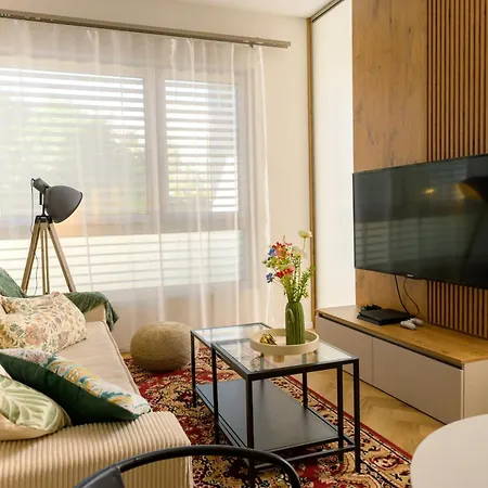 Soho V Centre, Smart & Self Check-in 24h, Private Garage Ev Apartment Banska Bystrica